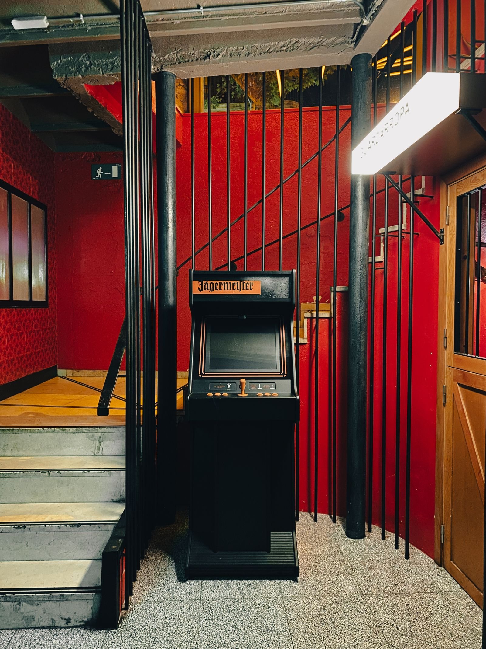 Máquina de arcade antiga ao fundo da escada